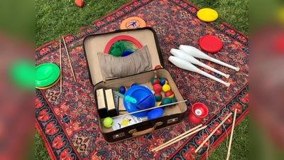 Auf der Wiese im Domagkpark wird der Zirkuskoffer geöffnet. Dann können Kinder ab sechs Jahren unterschiedliche Zirkuskünste üben und später auch in einer kleinen Show präsentieren.  (Foto: © Katrin Pischetsrieder)