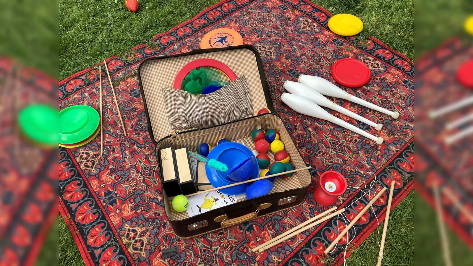 Auf der Wiese im Domagkpark wird der Zirkuskoffer geöffnet. Dann können Kinder ab sechs Jahren unterschiedliche Zirkuskünste üben und später auch in einer kleinen Show präsentieren.  (Foto: © Katrin Pischetsrieder)