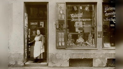 Um 1920 entstand diese Aufnahme des Lebensmittel- und Colonialwarenladens von Karl Schaller in der Münchner Westendstraße. Zu dieser Zeit - 1924 - gab es dort den ersten Westend-Anzeiger. Nach 100 Jahren erscheint der Westend-Anzeiger immer noch. Wie damals ist er ein Blatt, das den lokalen Handel und die Dienstleister vor Ort unterstützt - so wie es alle lokalen Anzeigenzeitungen tun. (Foto: Stadtarchiv München DE-1992-FS-PK-STB-13116)