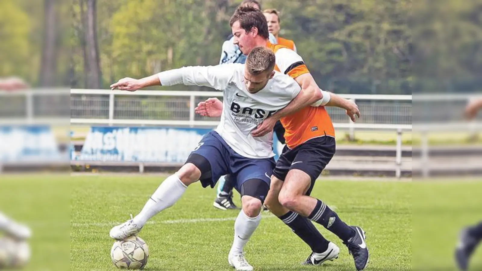 In den Münchner Fußball-Kreisligen fallen langsam die Entscheidungen: Jedes Tor, sogar jeder Zweikampf kann da von großer Bedeutung sein. 		         (Foto: Christian Riedel)