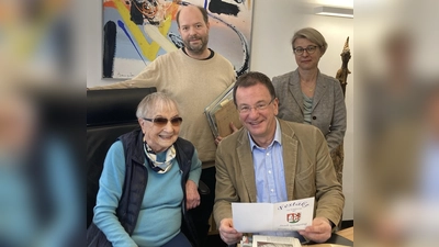 Irmgard Köhler-Langewiesche mit Oberbürgermeister Andreas Haas 8beide sitzend) sowie Archivar Marcus Guckenbiehl und Museumsleiterin Barbara Seeberger. (Foto: Stadt)