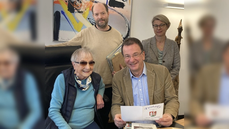 Irmgard Köhler-Langewiesche mit Oberbürgermeister Andreas Haas 8beide sitzend) sowie Archivar Marcus Guckenbiehl und Museumsleiterin Barbara Seeberger. (Foto: Stadt)