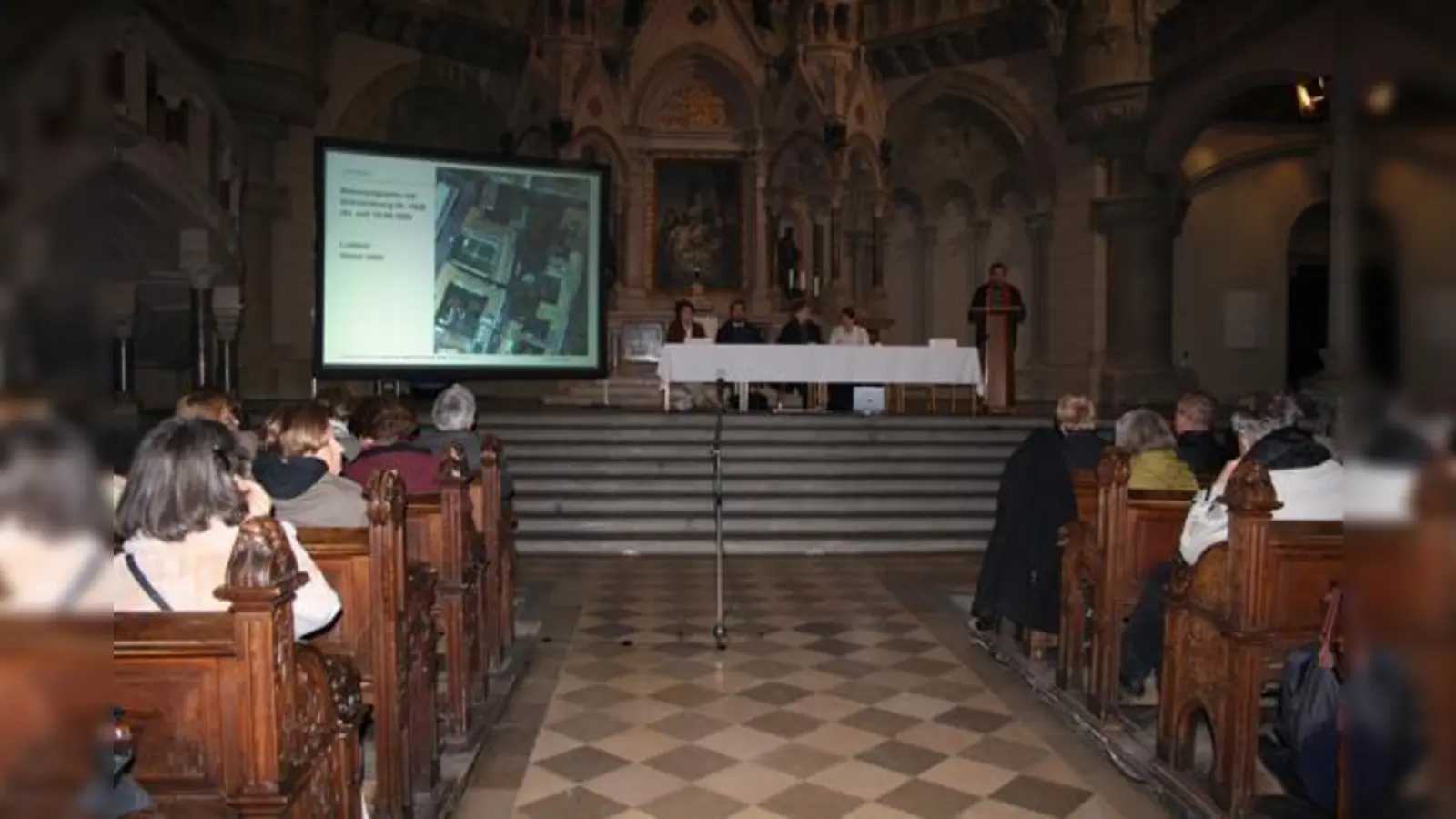 Zum ersten Mal hat Pfarrer Helmut Gottschling sein Gotteshaus für eine Einwohnerversammlung geöffnet: Rund 100 Bürger aus dem Lehel trafen sich in der Lukaskirche, um über die geplante Synagoge abzustimmen.	 (Foto: js)