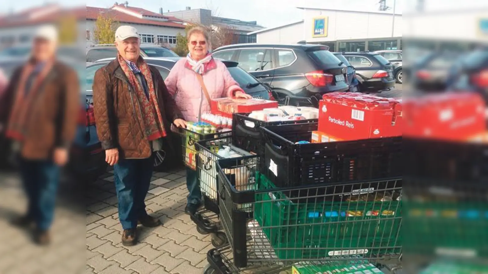 Bernhard und Renate Wörz haben fleißig für die Vaterstettener Tafel eingekauft. 	 (Foto: NBH)