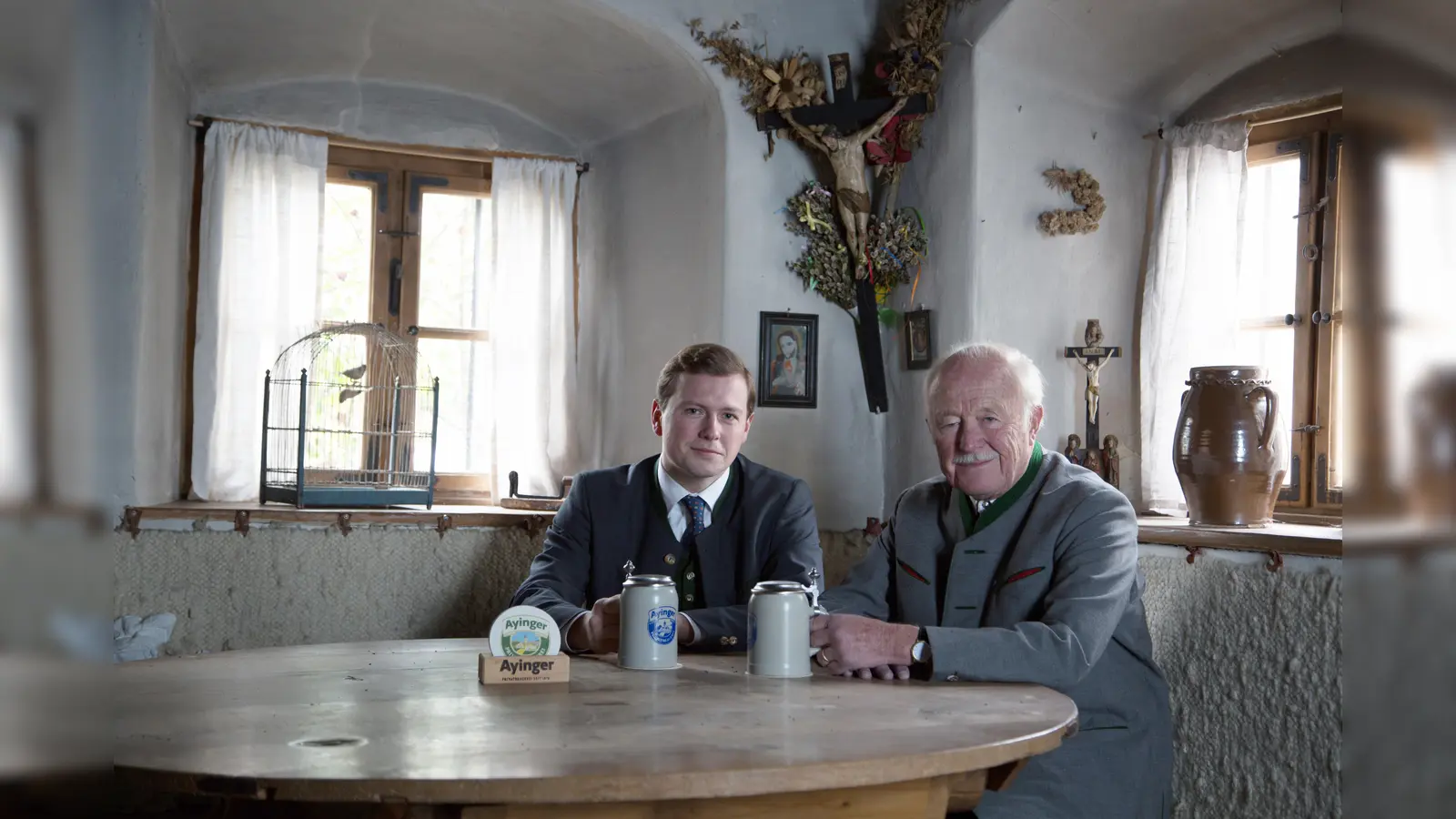 Franz Inselkammer jun. und sein Vater Franz Inselkammer zeigen in der Corona-Krise ein Herz für ihre Pächter, damit es auch nach der Krise weitergehen kann.  (Foto: Brauerei Aying Sead Husic)