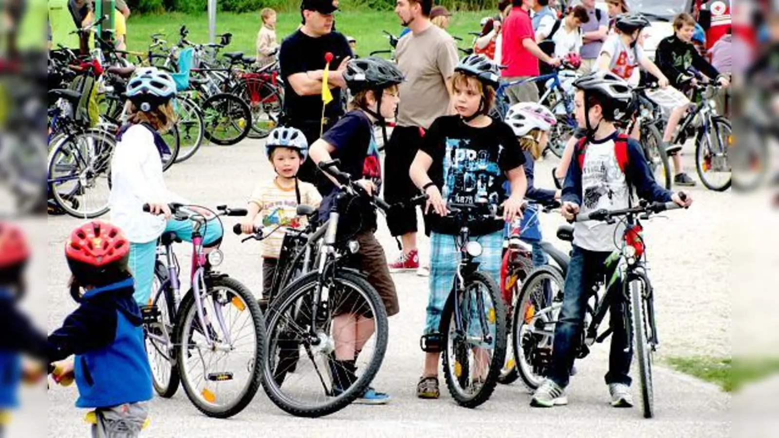 Spannung am Start: Los gehts zur 24 Kilometer langen Radl-Schnitzeljagd für Truderinger Kids.	 (Foto: bus)