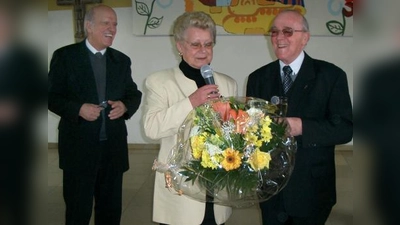 Mit Blumen bedankte sich die Pfarrgemeinderatsvorsitzende Inge Leising bei Pater Roland Geßwein (l.) und beim ersten Seelsorger von St. Markus, Pfarrer i.R. Fritz Kopp. (Foto: Alfred Lehmann)