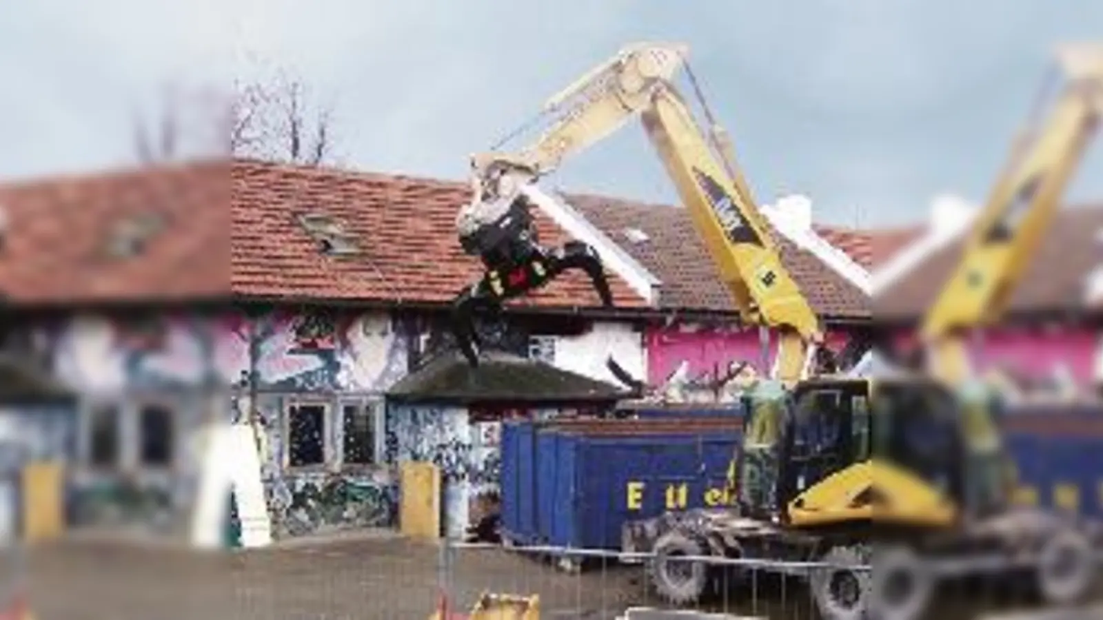 Jewgjenij Schuhr, Leiter des Spiel- und Begegnungszentrums Am Hart, beschleichen gemischte Gefühle beim Anblick der  (Bagger.Fotos: sd)