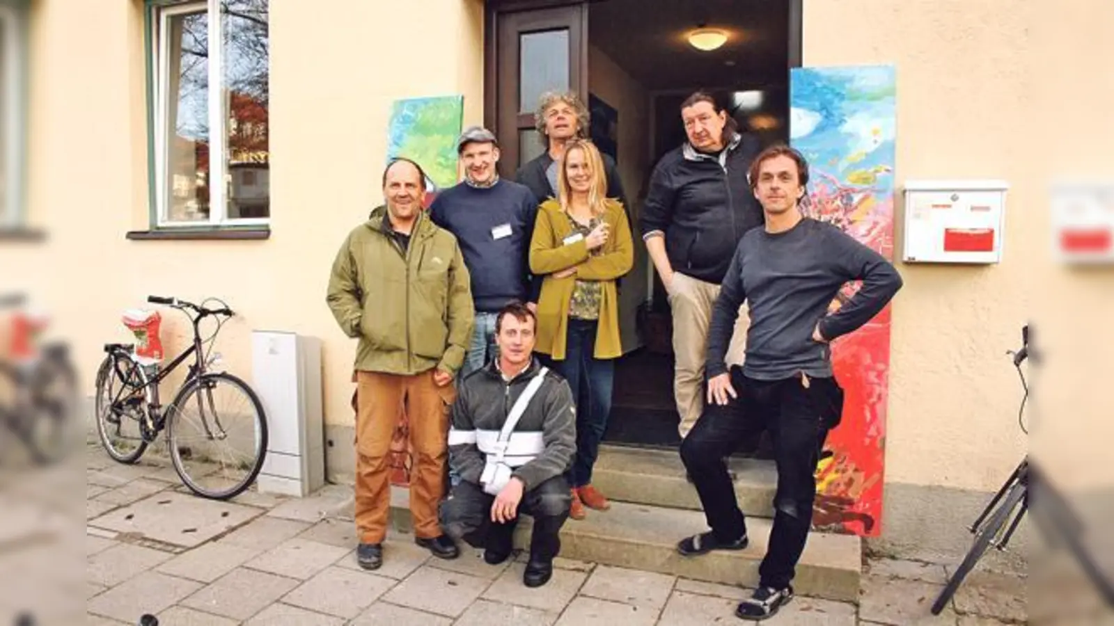 Unterstützen die unbegleiteten minderjährigen Flüchtlinge: Das Betreuerteam der Wohngruppe am Mariahilfplatz vor der Einrichtung. 	 (Foto: js)