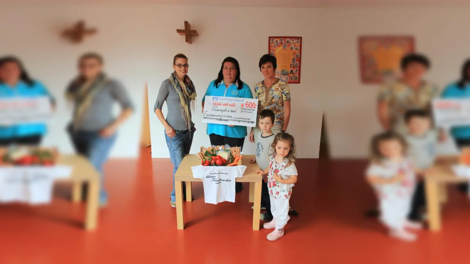Astrid Keese (r.) und Veronika Stenz (l.) überreichen der Kindergartenleiterin Susanne Huber (m.) den Scheck im Wert von 600 Euro. (Foto: ES)