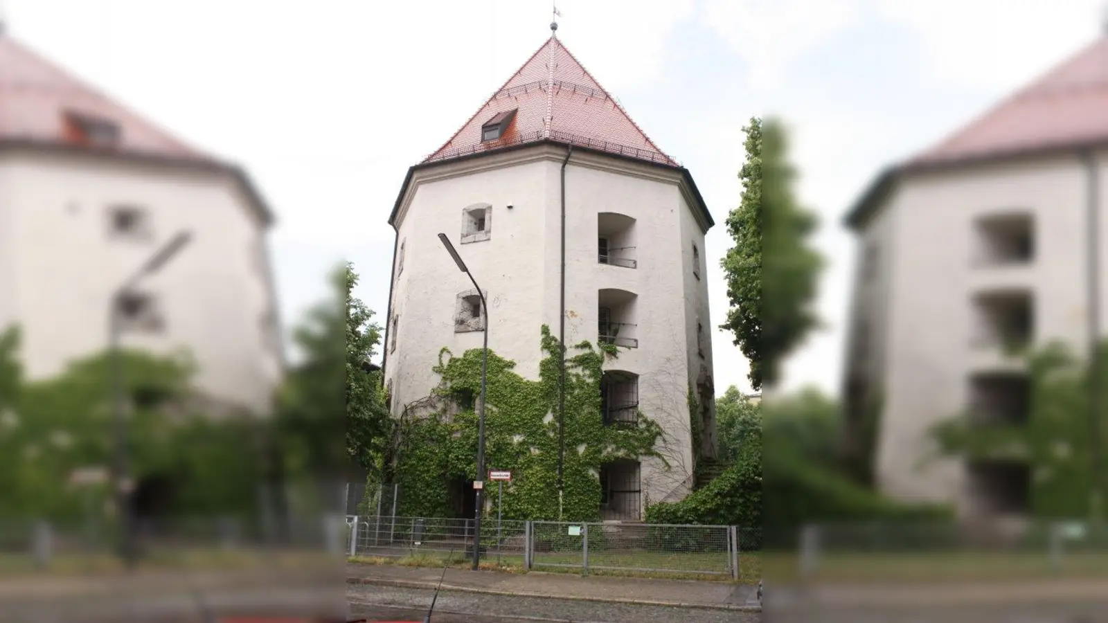 Der 22 m hohe Luftschutzbunker wurde im Frühjahr 1942 aus Stampfbeton gebaut. Stahl war damals zu wertvoll, denn er wurde für die Rüstung gebraucht. Lediglich die Decken wurden mit Eisenmatten verstärkt. Hinter den 2,20 Meter starken Mauern war für bis zu 450 Menschen Platz. (Foto: job)