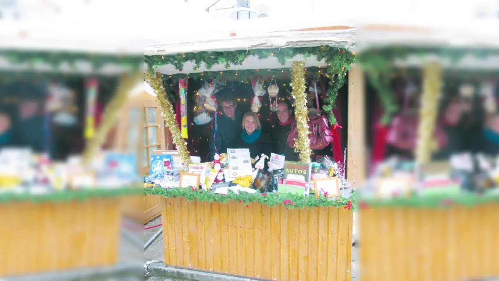 Helfen gehört zu einem der Grundprinzipien der Rotarier: Die jungen RAC-Mitglieder Constantin Freiherr von Schirnding, Stephanie Kulartz und Florian Wackermann (v.l.) verkauften in ihren Benefiz-Stand Lose zugunsten des Vereins „Der fröhliche Reiter”. (Foto: Reinhard Irrgang)