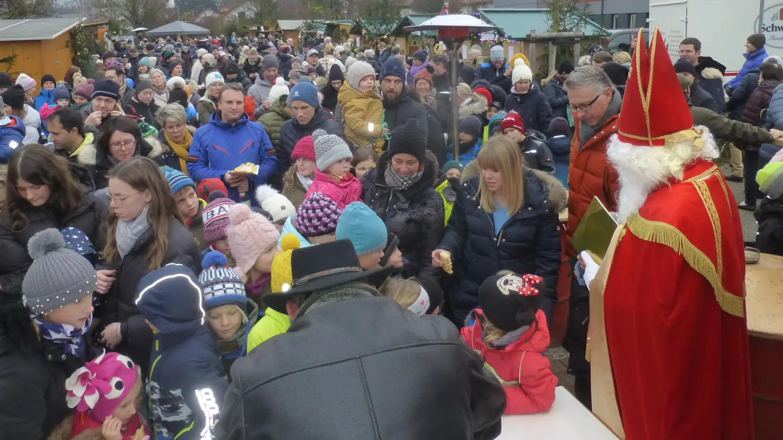 In Pliening findet der beliebte Weihnachtsmarkt am 10. Dezember statt. Ein stimmungsvolles Programm wird hier geboten. (Foto: Rittler)