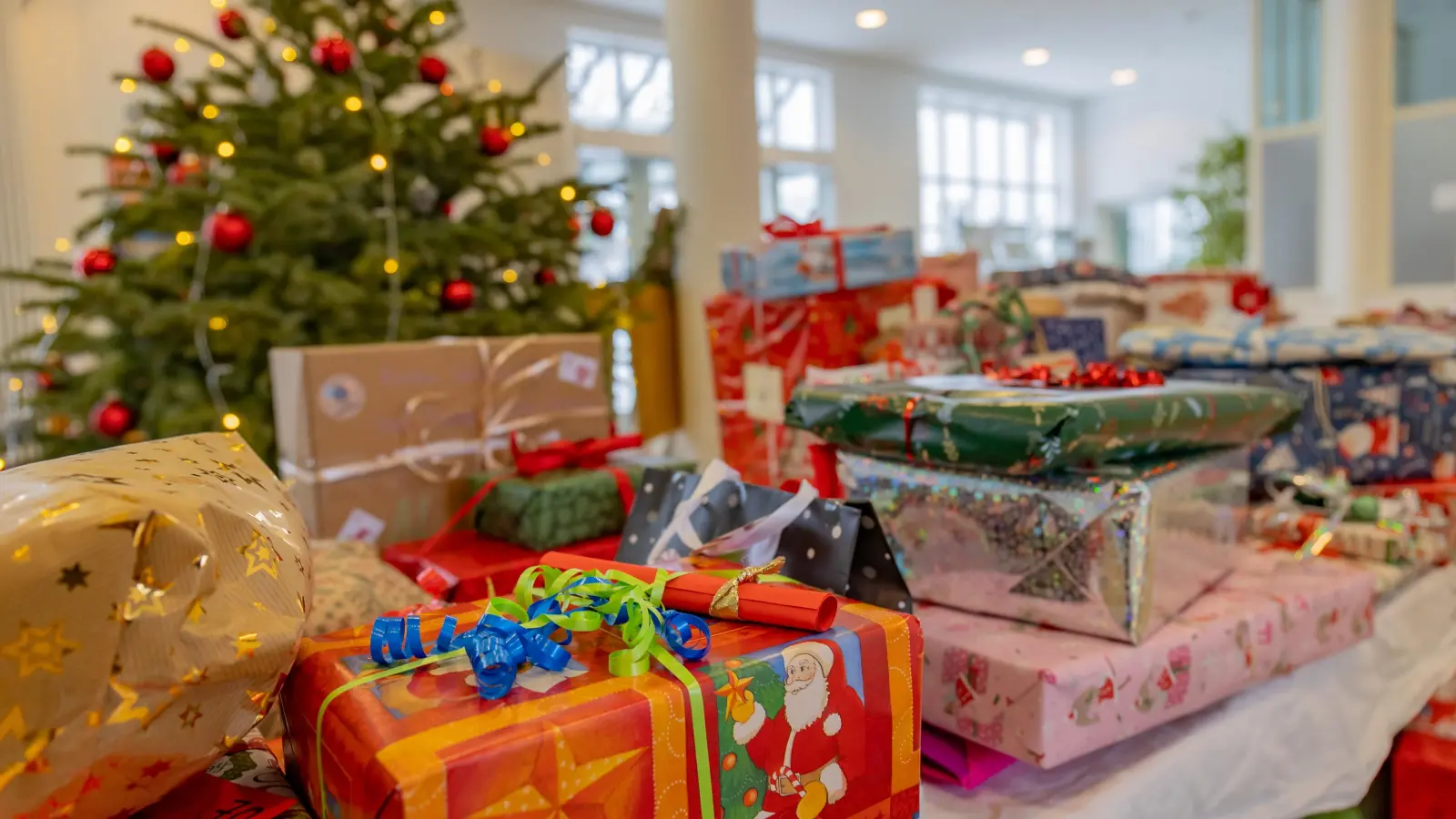 Im Haarer Rathaus läuft wieder die Aktion „Wunschbaum”. Wer einen Kinderwunsch erfüllen möchte, kann sich dort einen Zettel nehmen. (Foto: Gemeinde Haar)