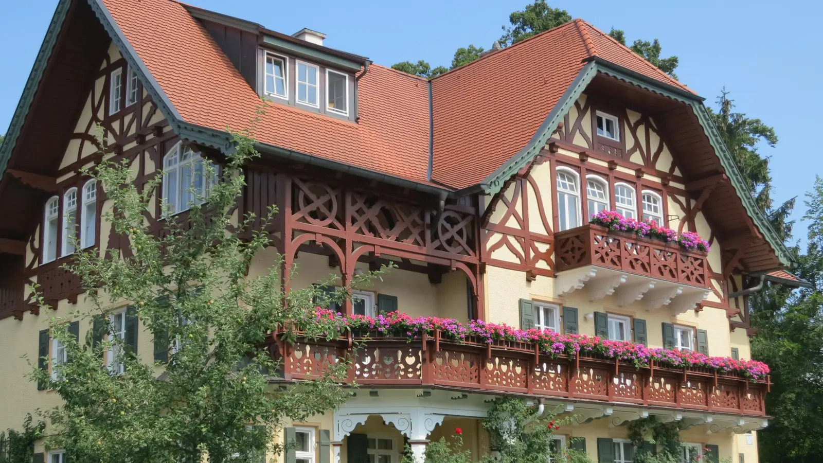 Eindrucksvolles Gebäude: die Knittl-Villa in Tutzing (Foto: Stefanie Knittl)