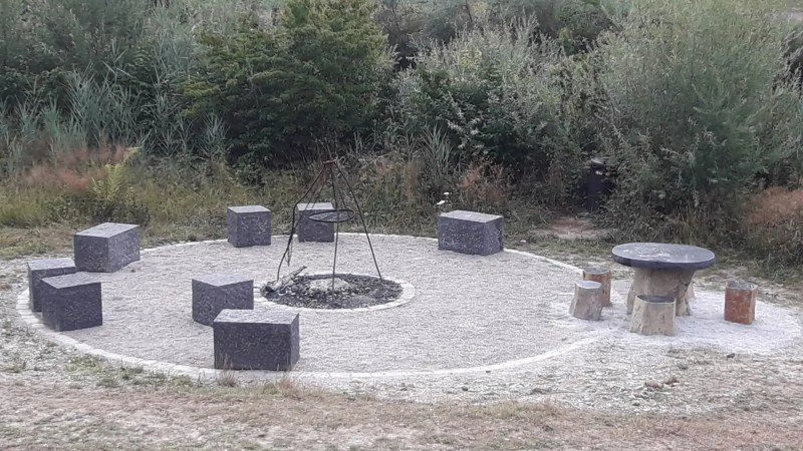 Erstrahlt im neuen Glanz und weitgehend vor Vandalismus geschützt: der Grill-Platz am Oderdinger Wehr. (Foto: Stadt Weilheim)