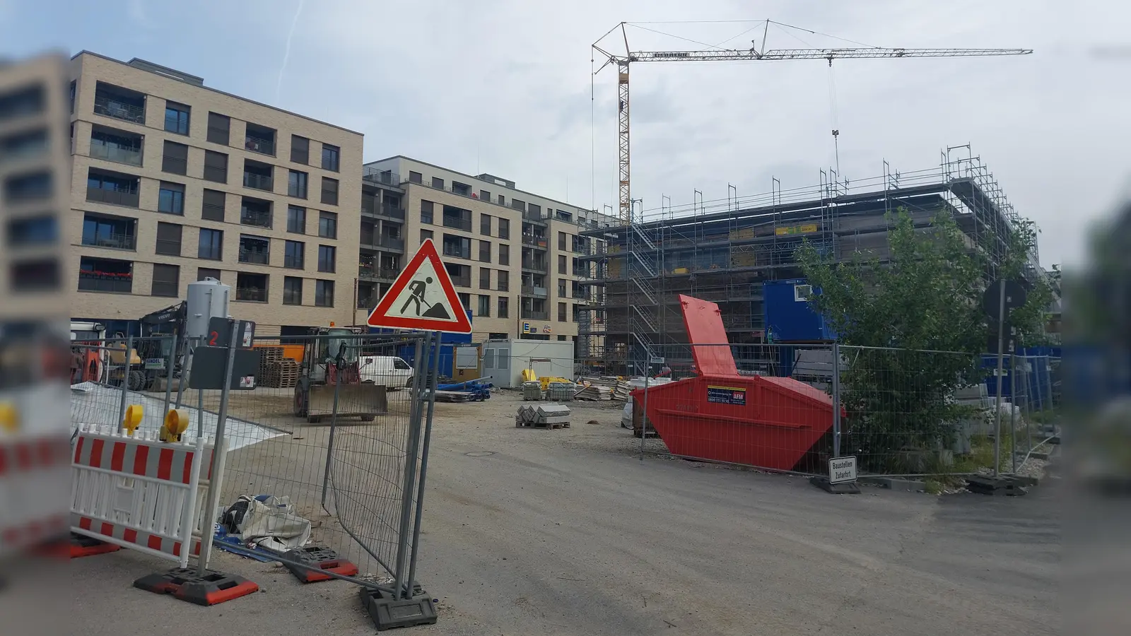 Am Maria-Nindl-Platz entsteht das neue Kultur- und Bürgerhaus für den Stadtbezirk Bogenhausen (rechts).  (Foto: bas)