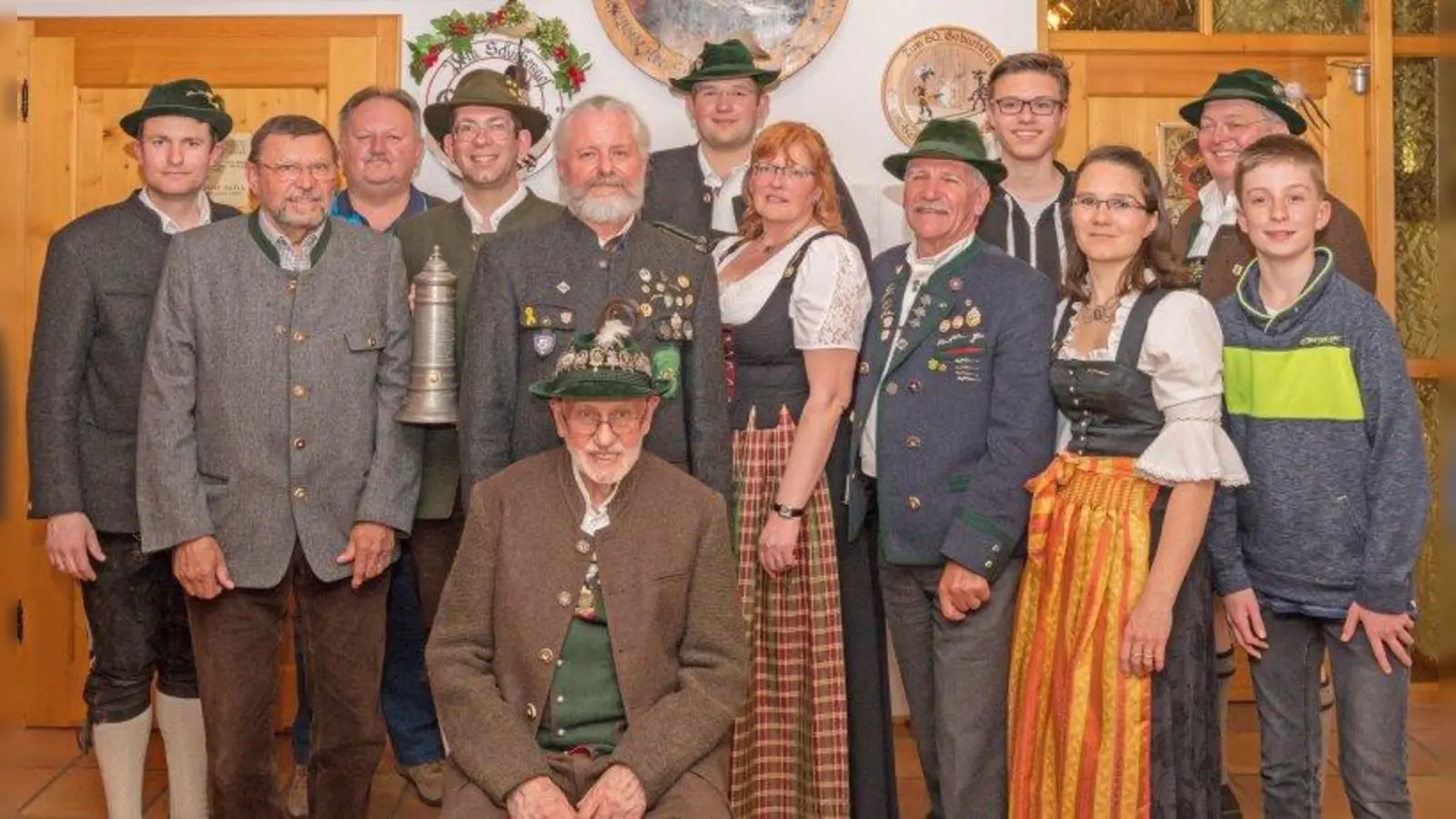 Die Jahresmeister der Germania Gauting: v.l. Markus Gschwendtner, Franz Wartner, Heinz Pusch, Matthias Plöscher, Carl Göppel, Matthias Cischeck, Karin Ballhorn, Manfred Goldmann, Benedikt Cuiper, Andrea Hausner, Poldi Simon, Felix Schiebel. Sitzend vorne: Willi Angerer (Foto: Schützengesellschaft Germania Gauting)