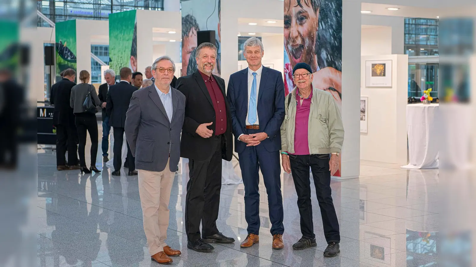 Hans-Eberhard Hess (Vorsitzender der Jury), Michael Busch (1. Vorsitzender des BJV), Hans-Joachim Bues (Unternehmenskommunikation) und Fotograf Heiko Trurnit (v.l.n.r.) bei der Ausstellung. (Foto: Stephan Goerlich / FMG)