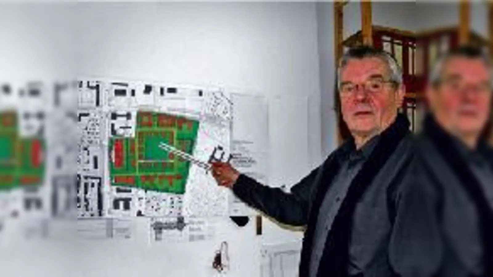 »Wo ist hier ein urbaner Platz?« BA-Vorsitzender Werner Lederer-Piloty sucht auf dem Bebauungsplan vergeblich nach einem Anwohner-Treffpunkt.	 (Foto: ks)