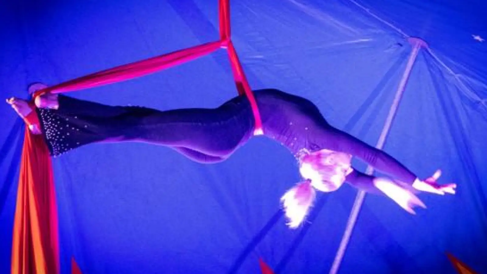 Artisten und Illusionisten sorgen für echte Zirkusatmosphäre. (Foto: Vaudeville)