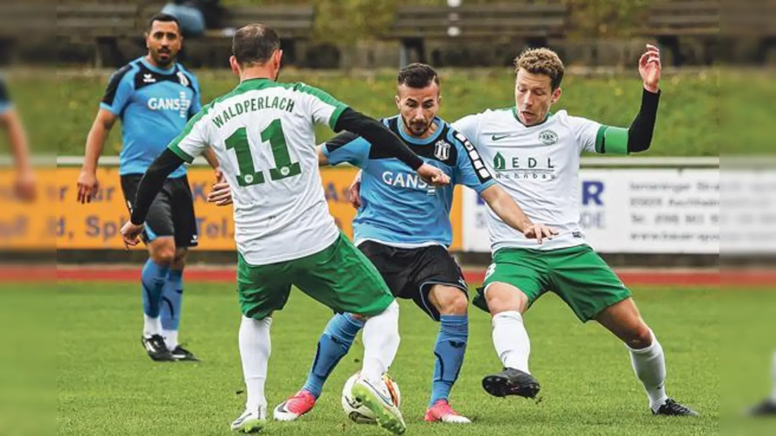 Der Ball liegt beim SV Waldperlach (weiß): Nachdem Kontrahent Dornach Federn gelassen hat, strebt das Team aus dem Münchner Süden in Richtung Aufstieg.	 (Foto: Christian Riedel)