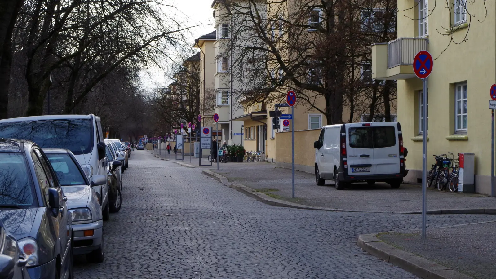 Bis vor kurzem wurde in der Karl-Schurz-Straße beidseitig geparkt. Mit der Parklizensierung ist nun auf der rechten Straßenseite Platz geworden für Bänke und Begrünung. (Foto: Beatrix Köber)