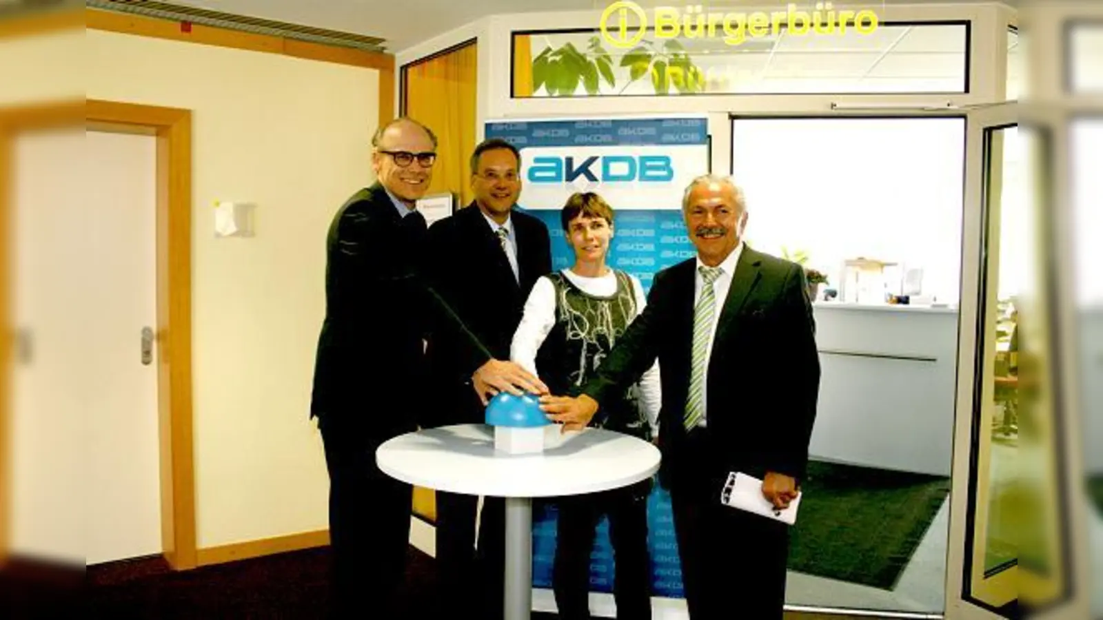 Start eines neuen Bürgerserviceportals (v.  (Foto: Alexander Schroth (Vorstand AKDB), Wolfgang Streidl (Geschäftsbereichsleitung öffentliche Sicherheit und Ordnung), Anita Obermaier (Bürgerbüro), Rolf Zeitler (Erster Bürgermeister). 	 sl)