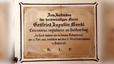Grabinschrift für Augustin Gottfried Greckl am Alten Friedhof in Ebersberg. (Foto: Claudius Stein)