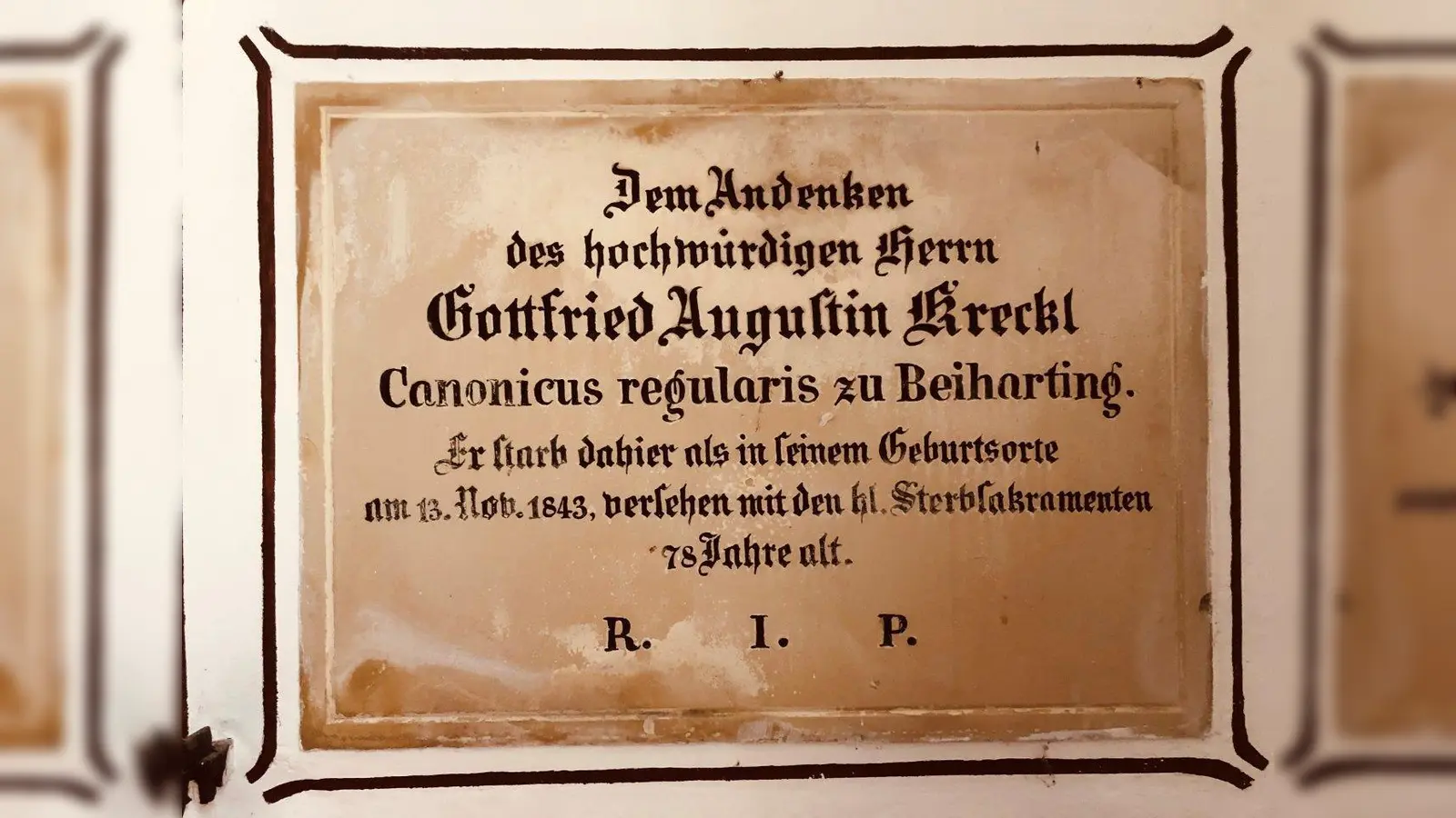 Grabinschrift für Augustin Gottfried Greckl am Alten Friedhof in Ebersberg. (Foto: Claudius Stein)