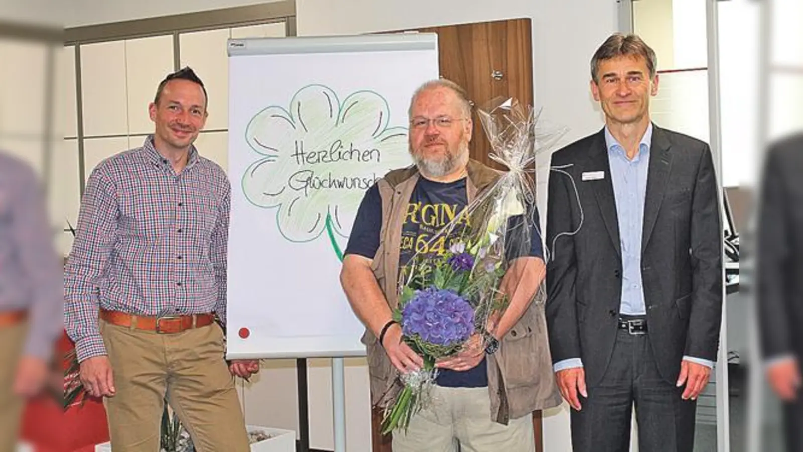Singer Christoph (Filialdirektor Kreissparkasse Poing), Gewinner Gerhard Posch und Richard Hennel (Kundenberater Kreissparkasse Poing). 	 (Foto: Kreissparkasse)