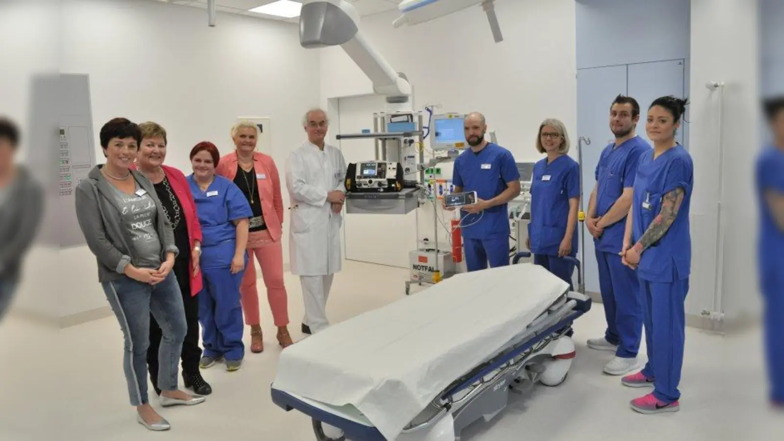 In der neuen Notaufnahme: Anne Ertel, Landrätin Andrea Jochner-Weiß, Gesundheits- und Krankenpflegerin Barbara Gilg, Sandra Buchner, Professor Dr. Andreas Knez, Thomas Schäfer (pflegerische Leitung Notaufnahme), Martina Lang (Stellvertreterin), Praktikant Sebastian Haider und Gesundheits- und Krankenpflegerin Franziska Barthelmes (von Links). (Foto: Berndt)