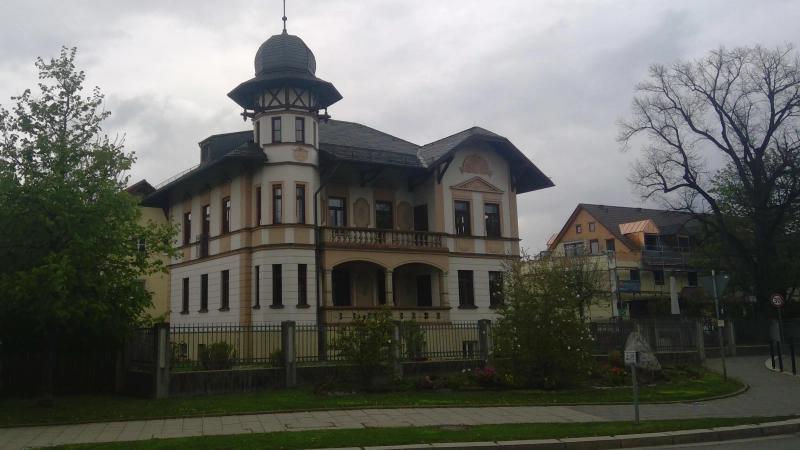 Zwischen der Pfarrvilla und dem Kriegerdenkmal liegt nun der „Platz des Gedenkens”. (Archivbild: bas)