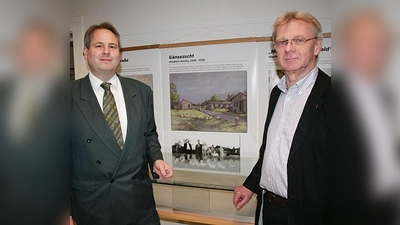 Vereinschef Maximilian Bauer (links) und Ausstellungsmacher Klaus Mai hatten die Ausstellung bereits im Frühjahr in Feldmoching in den Räumen des Kulturhistorischen Vereins Feldmoching auf dem Gfild präsentiert.  (Foto: ws)
