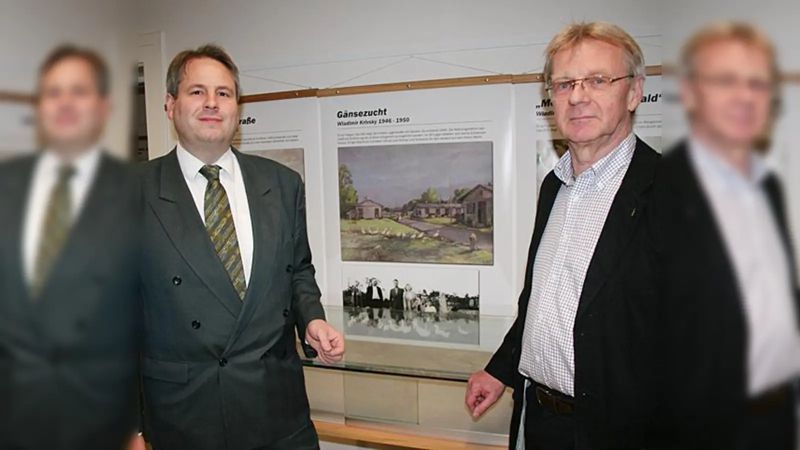 Vereinschef Maximilian Bauer (links) und Ausstellungsmacher Klaus Mai hatten die Ausstellung bereits im Frühjahr in Feldmoching in den Räumen des Kulturhistorischen Vereins Feldmoching auf dem Gfild präsentiert.  (Foto: ws)