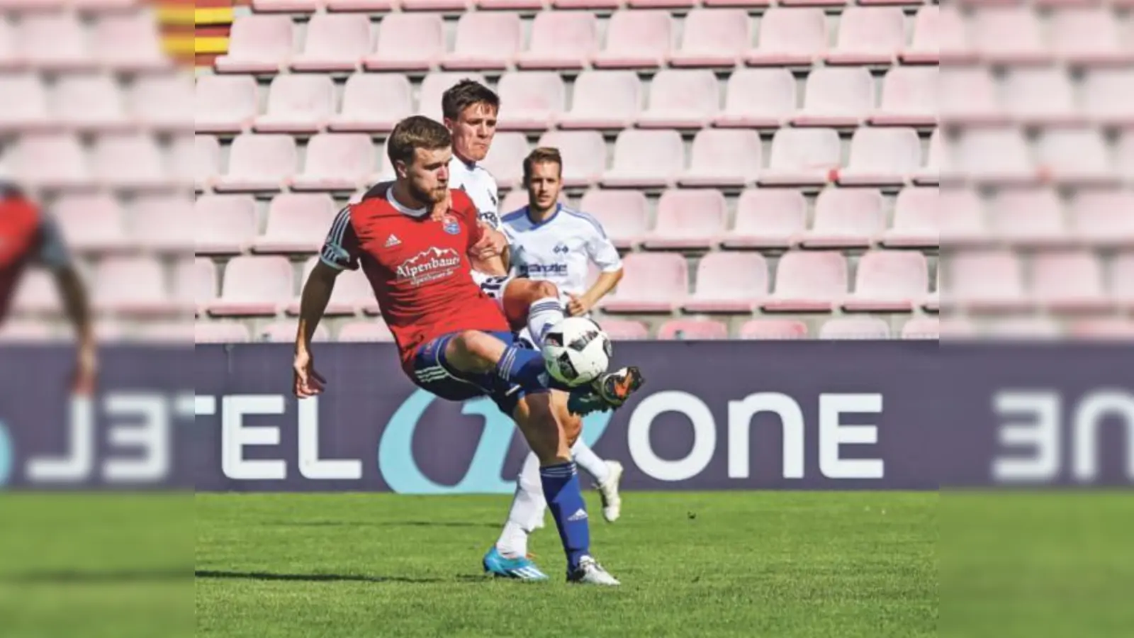 Stephan Hain (hier im Heimspiel gegen Illertissen) ist mit 23 Toren erfolgreichster Angreifer der Hachinger, aber gegen Schalding-Heining blieb ihm ein Treffer verwehrt.  (Foto: C. Riedel)