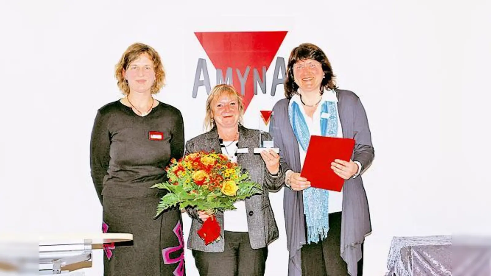 Bei der Preisverleihung (v.l.): Elke Schmidt überreicht den AMYNA-Präventionspreis an Evi Grundner und Angelika Küfner vom Wichern-Zentrum.	 (Foto: VA)