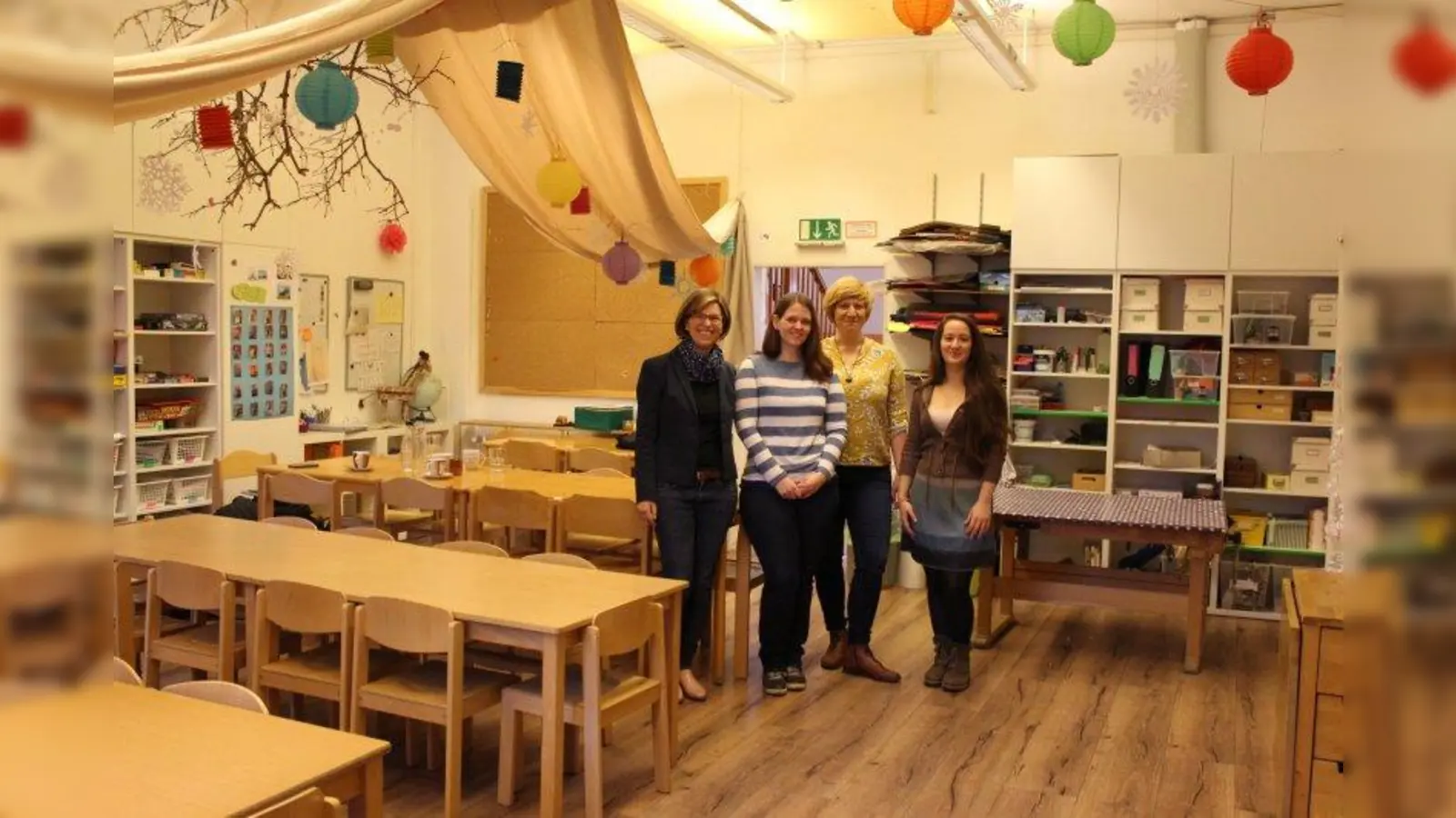 Sind auf der Suche nach neuen Räumlichkeiten für ihren Kinderhort: Tove Scheuermann (links), Finanzvorstand „KinderHouse e.V.” zusammen mit der Einrichtungsleiterin Nicole Fischer (2. von rechts), Erzieherin Bernadette Kranz (2. von links) und Sarah Grootz, die in der Eltern-Kind-Initiative als englischsprachige Ergänzungskraft arbeitet. (Foto: sb)