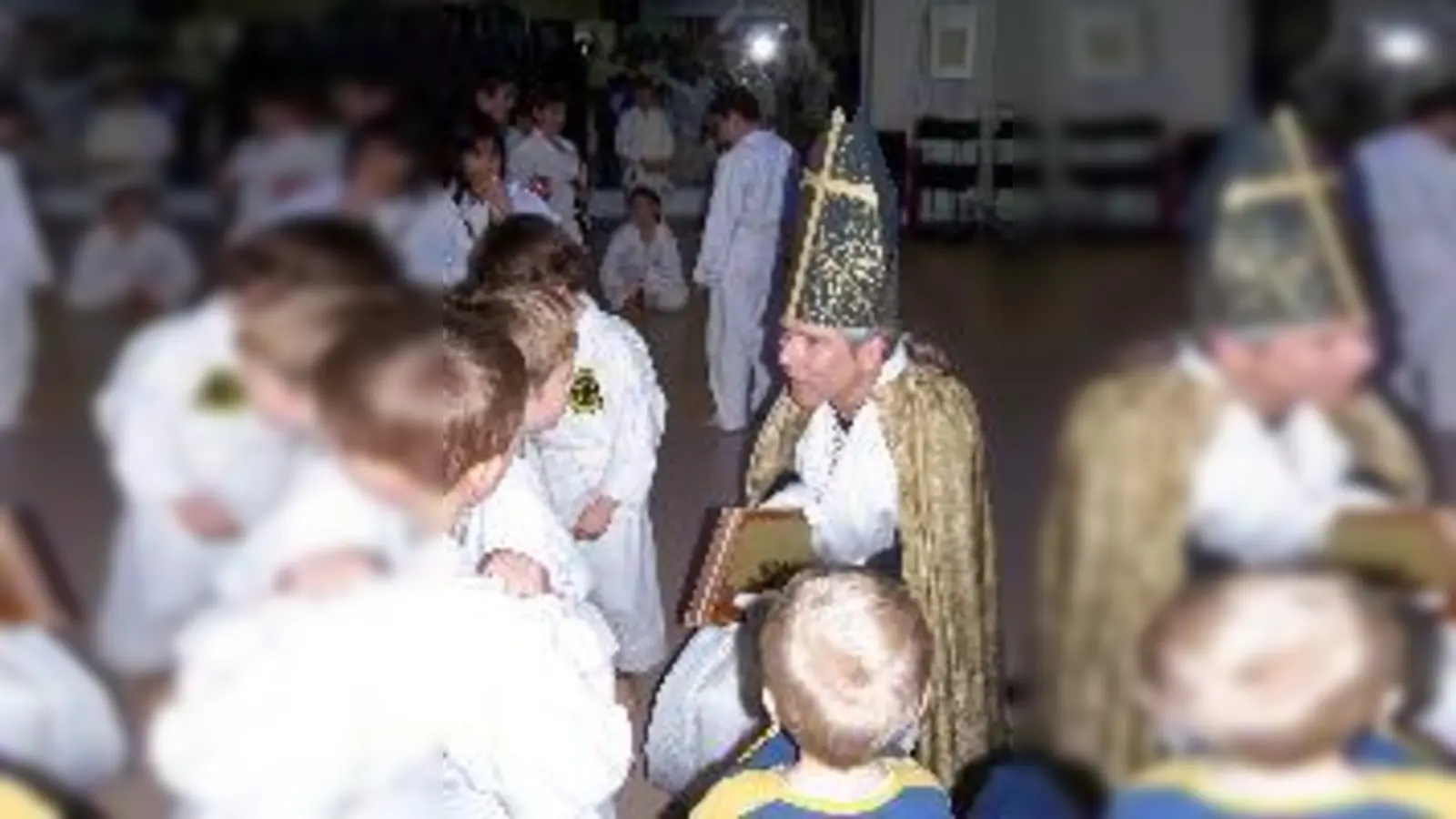 Asiatisch-Bairisch: zu den kleinen Karatekas kam der Nikolaus.  (Foto: Verein)
