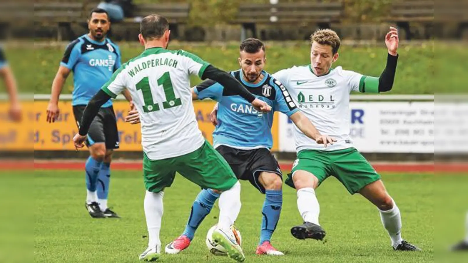 Mit einem deutlichen 5:1-Sieg haben die Fußballer des SV Waldperlach (weiß-grün) ihre Spitzenposition in der Kreisliga 3 gefestigt.	 (Foto: Christian Riedel)