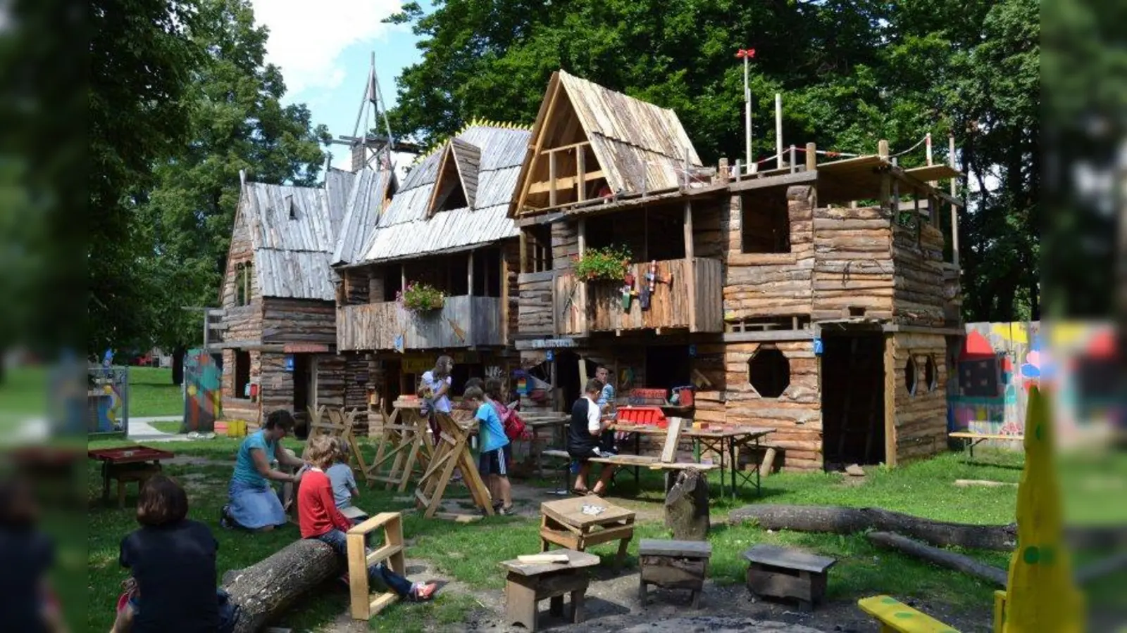 Seit 2012 gehört zum Laimer Jugendzentrum der Abenteuerspielplatz, wo Schulkinder im Alter zwischen 6 und 13 Jahren hämmern, sägen und bauen. (Foto: pi/ KJR)