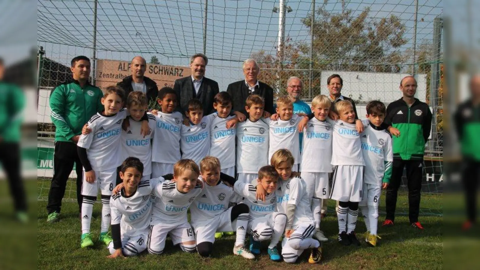 Stolz auf ihre neuen Trikots ist die E1-Mannschaft des TSV Großhadern. Dahinter (von links): Trainer Savas Olucak, Sponsor Okan Sengöz, TSV-Präsident Peter Kastenmeier, der Ärzliche Direktor des Uni-Klinikums, Prof. Karl-Walter Jauch, Eleftherios Eleftheriadis von UNICEF, Prof. Stefan Eber und der stellvertetende Jugendleiter Frank Reuter. (Foto: bb)