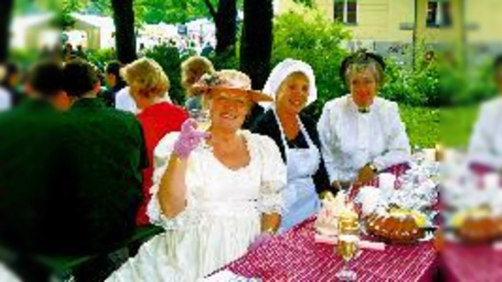 Zünftig gings zu beim Kocherlball am Chinesischen Turm. Und alle die nicht dabei waren, haben wirklich was verpasst!	 (Fotos: aw)