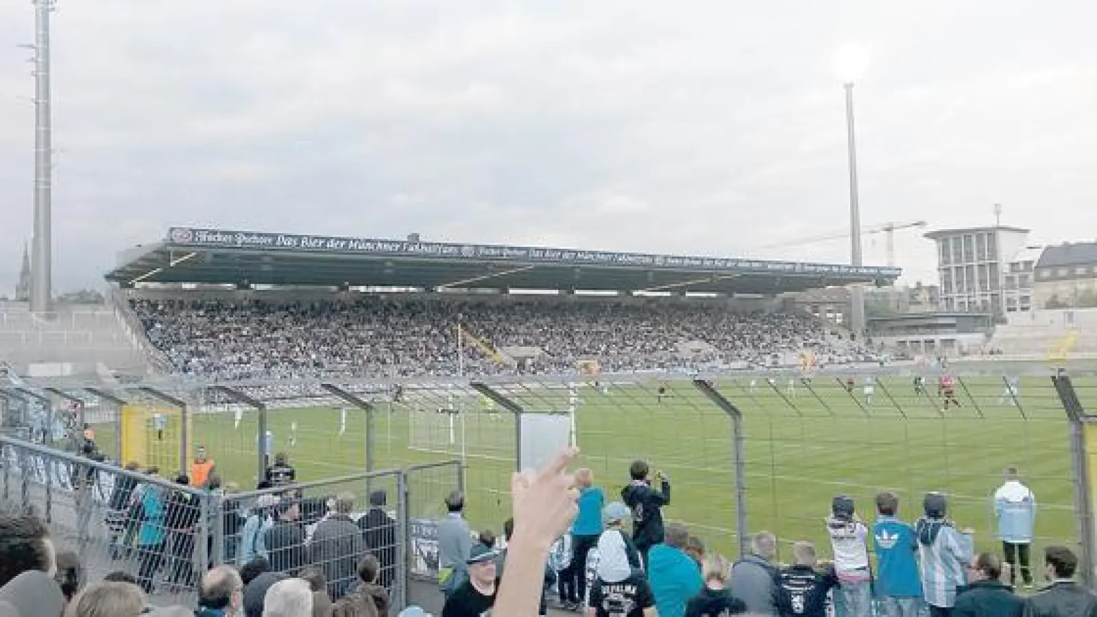 Beim Toto-Pokal-Spiel gegen den FC Unterföhring waren noch einige Plätze frei, die Regionalligaspiele hingegen sind immer ausverkauft, zum Bedauern vieler Fans, die keine der begehrten Karten mehr bekommen. Eine Erweiterung wäre die Lösung.  (Foto: Stefan Dohl)