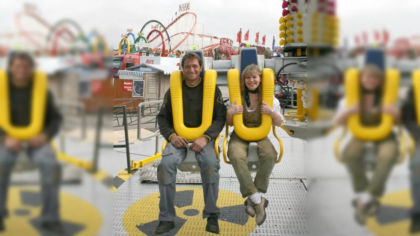 Stadträtin Gabriele Neff und Schausteller Manfred Eckl testen das Highspeed-Karussell Techno Power, das Szene-Kenner als derzeit wildestes Fahrgeschäft bezeichnen. (Foto: sm)