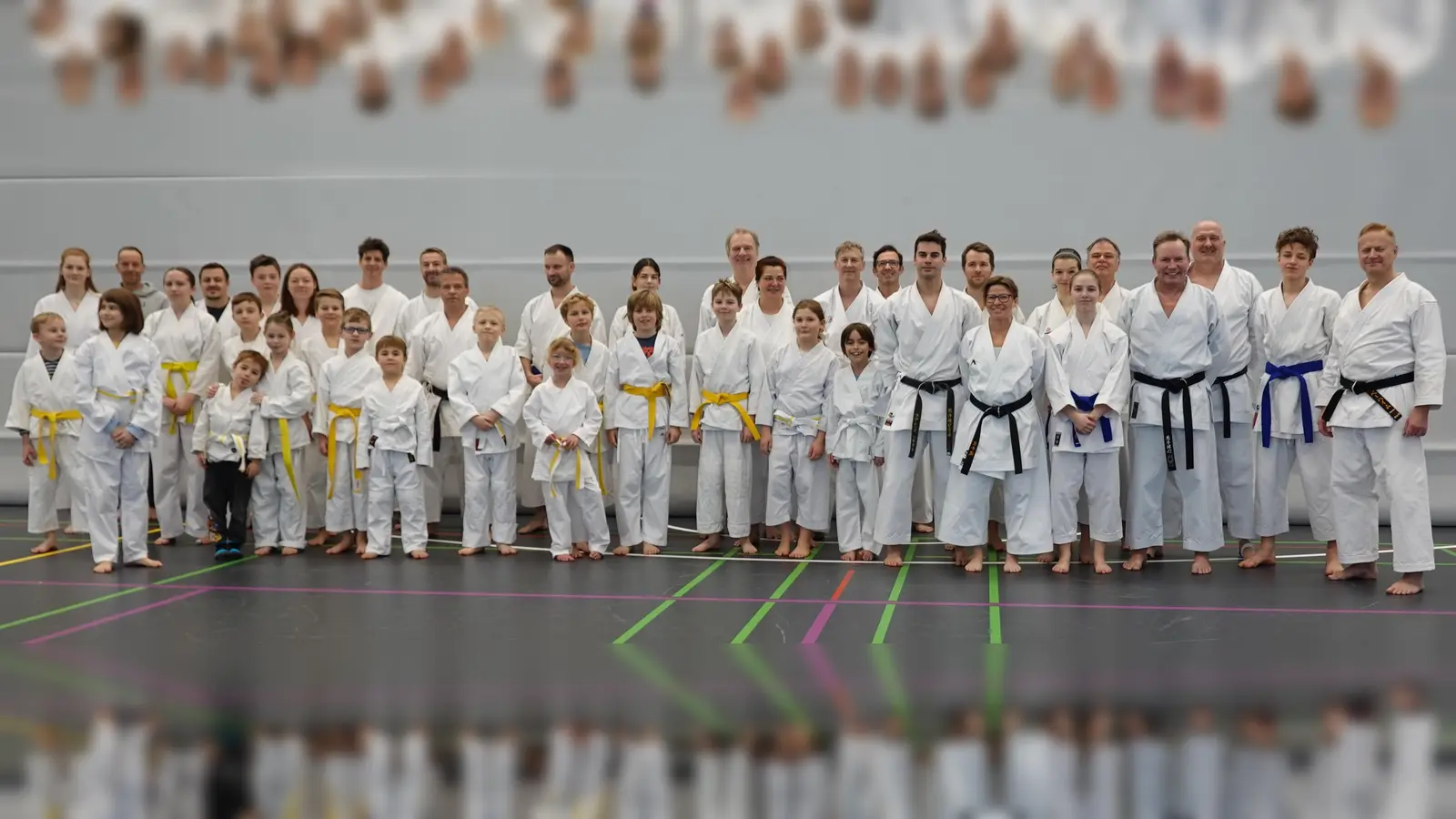 Die Herrschinger Karatekas freuten sich über das Training mit Laurenz Berner (10. von rechts). (Foto: 1. Budo-Verein Herrsching e.V.)