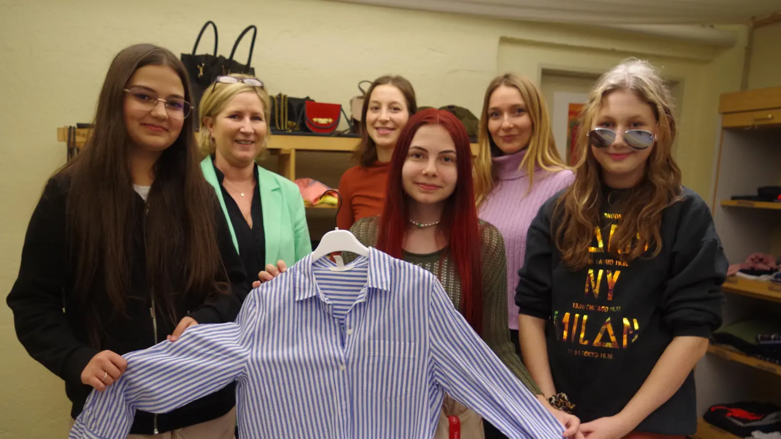 Lehrerinnen und Schülerinnen freuen sich über die „Tausch-Robi“. Im Bild von links (hintere Reihe): Manuela Jourdan, Johanna Bühl und Theresa Moritz. Vordere Reihe: Elitsa, Meri und Elena. (Foto: Beatrix Köber)