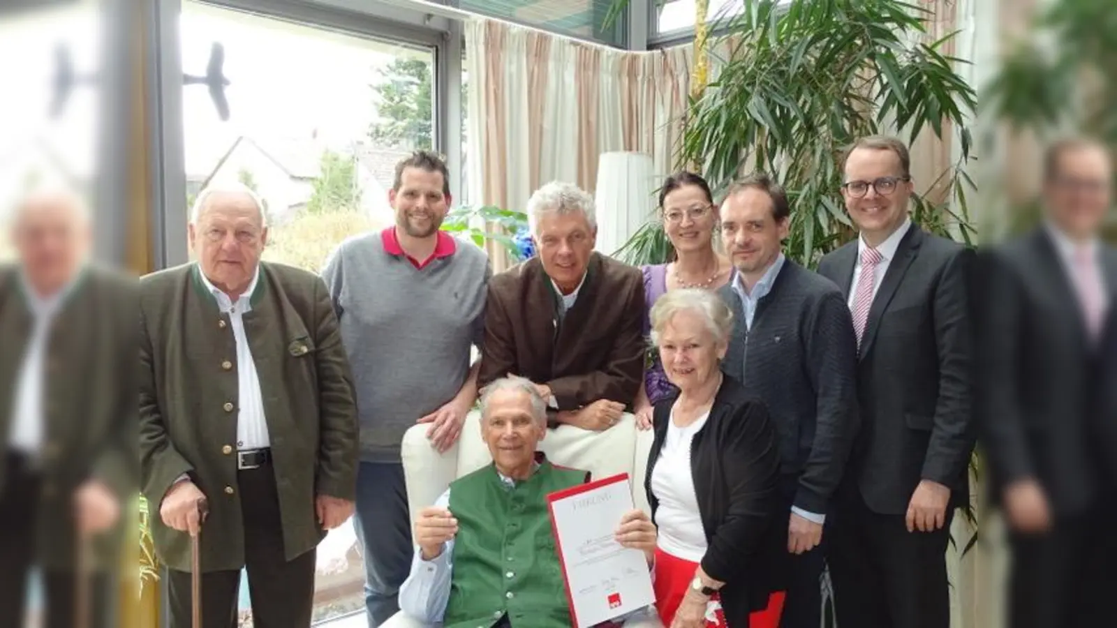 StR Helmut Schmid, Dr. Mark Salzmann, Oberbürgermeister Dieter Reiter, MdB Claudia Tausend, StR Ingo Mittermaier, MdL Markus Rinderspacher Mutter Hermann Memmel und Frau Fränzi (v.l.n.r.). (Foto: Regina Salzmann)