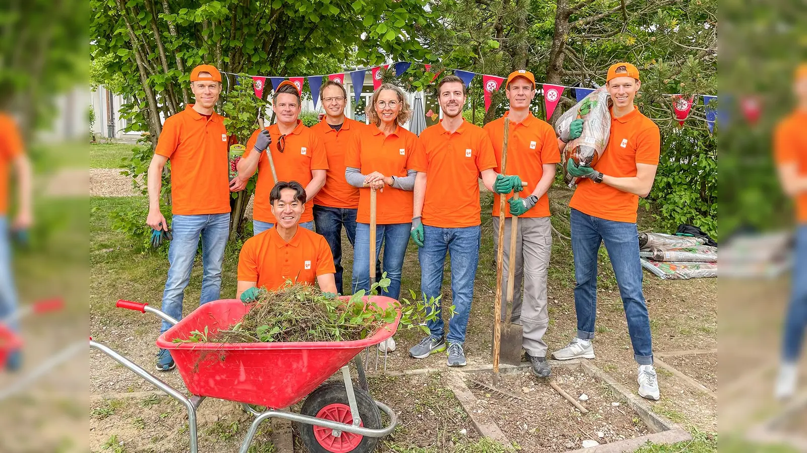 Bestens gelaunt am Freiwilligentag: Das Sixt-Team packte im Außenbereich des Johanniter-Kinderhauses tatkräftig an. (Foto: Sibylle Merx/Anastasia Tarasenko, Johanniter Oberbayern)