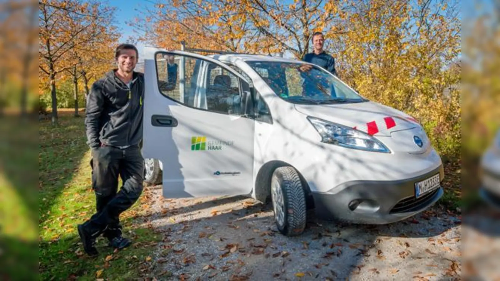 Sportpark-Hausmeister Richard Klijn (links) und Oliver Eberle, Leiter des Sport- und Freizeitpark (rechts) freuen sich über neues E-Auto.  (Foto: Gemeinde Haar)